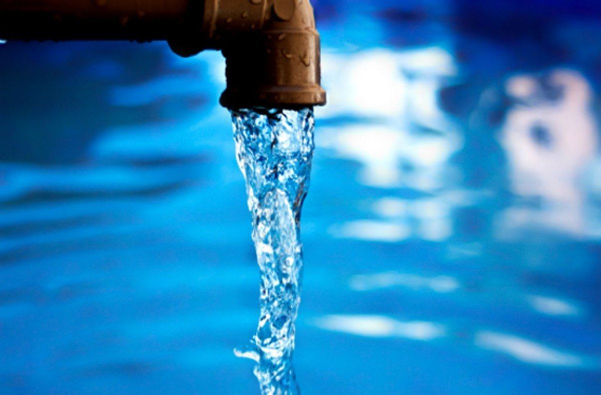 Agua potable saliendo de una cañería