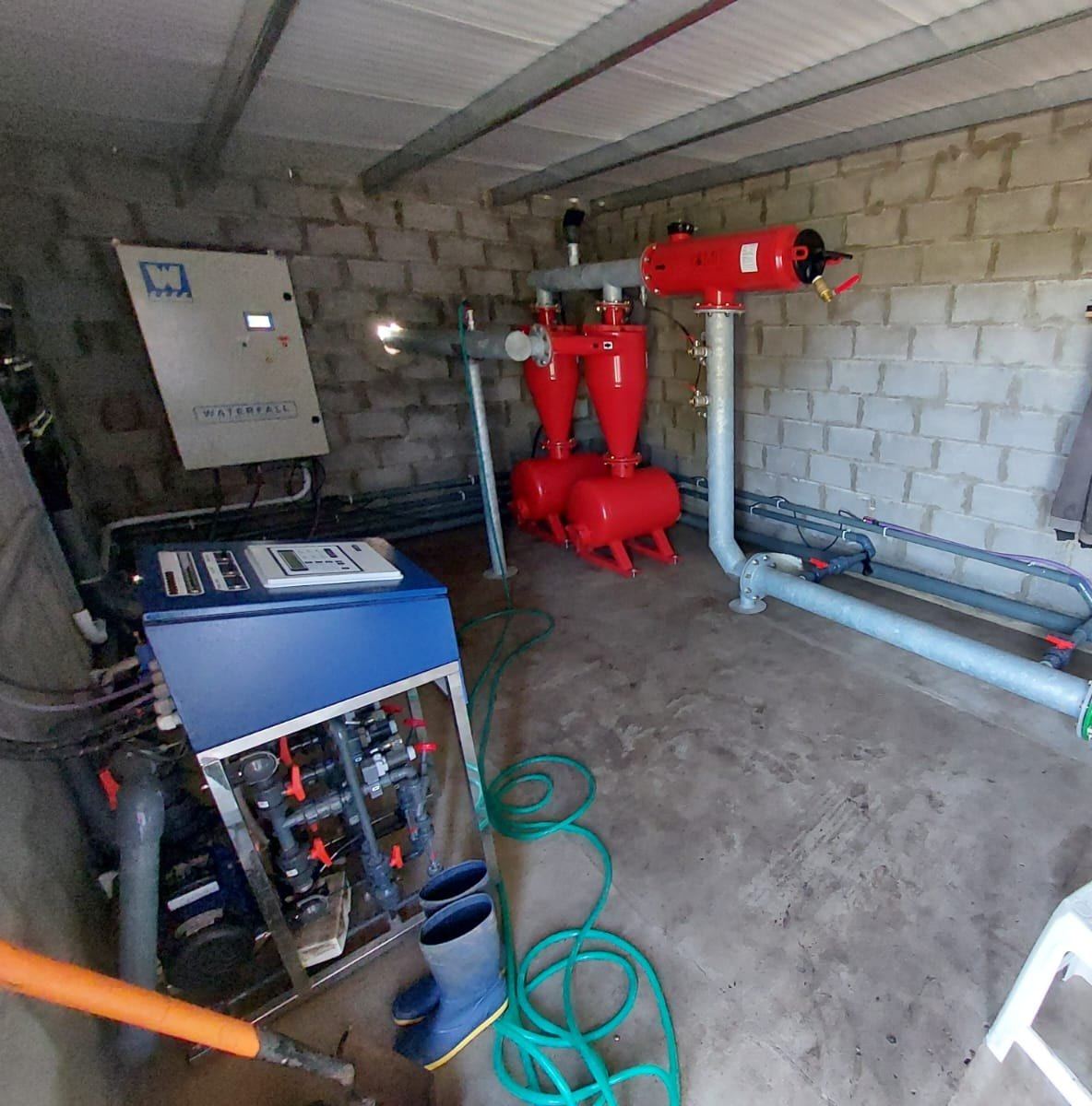 Cabezal de riego con hidrociclones y equipo de fertirriego