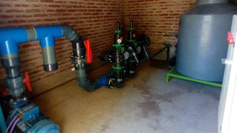 Sala de bombeo con filtros y tanque de fertirriego