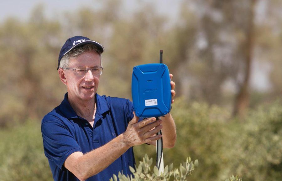 Técnico con un controlador de riego Netafim