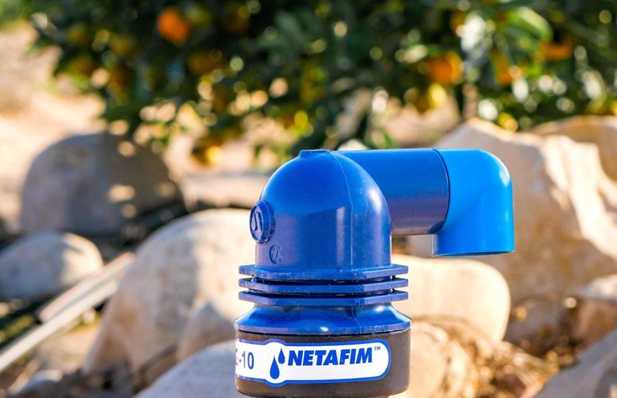 Válvula de aire Netafim en un frutal